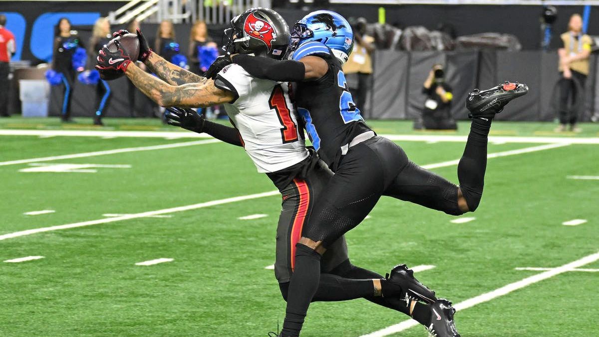 <strong>Mike Evans (Tampa Bay Buccaneers)</strong><br>Star-Receiver Mike Evans hat sich gegen die Detroit Lions einen Schlüsselbeinbruch zugezogen und wird damit einen Großteil der Saison verpassen. Das gab Head Coach Todd Bowles nach der Partie bekannt. Damit findet eine sagenhafte Rekordserie ihr Ende. Der 32-Jährige hatte seit seiner Rookie-Saison 2014 in jeder Spielzeit mindestens 1.000 Receiving-Yards aufgelegt. Evans fehlte zuvor bereits seit Week 3 mit einer Oberschenkelverletzung und gab erst in Woche sieben sein Comeback.