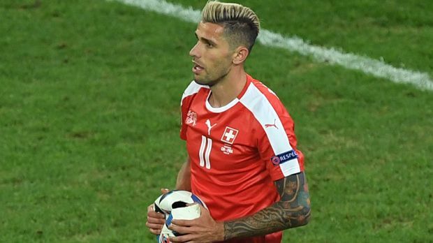 
                <strong>Valon Behrami (Schweiz)</strong><br>
                Valon Behrami (Schweiz): Der ehemalige Hamburger Valon Behrami ist eher dafür bekannt, dass er im Mittelfeld austeilt. Doch der Schweizer wird auch häufig zu Boden gelegt - neunmal insgesamt in der Vorrunde.
              