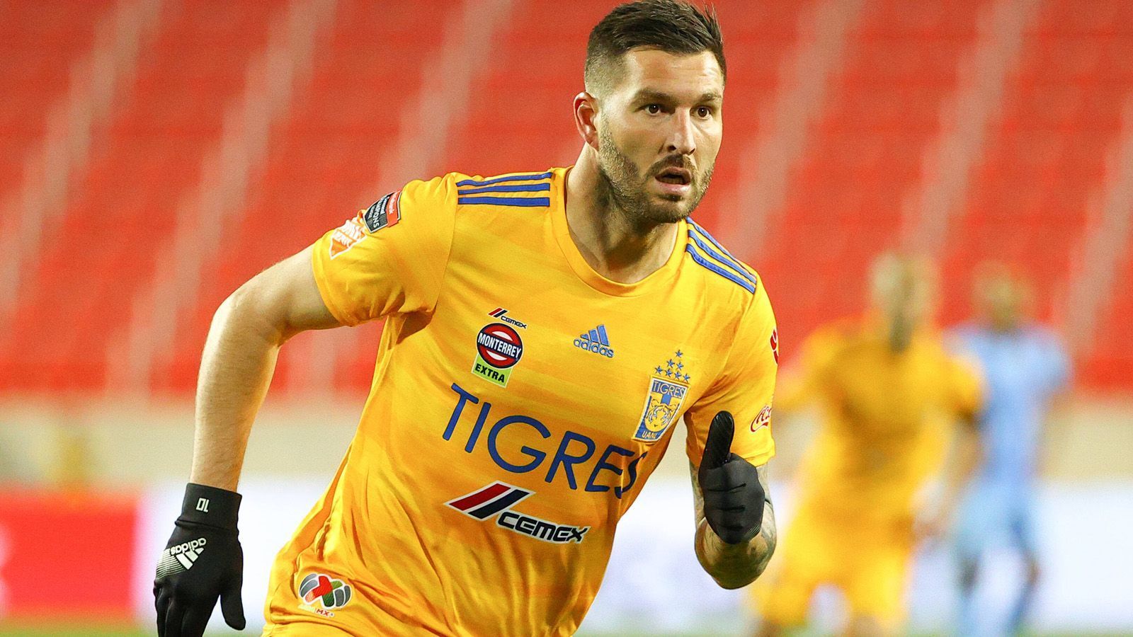 
                <strong>Bayern weiter Top-Favorit – aber Tigres wird eine Nummer schwerer</strong><br>
                Auch wenn Joshua Kimmich Al Ahly den "FC Bayern Ägyptens" nannte – furchteinflößend war der Auftritt der Nordafrikaner nicht. Im Finale wartet nun mit Mexikos Topteam Tigres UANL ein größeres Kaliber. Schließlich hat die Mannschaft um Frankreichs Ex-Nationalspier Andre-Pierre Gignac im Halbfinale Brasiliens Rekordmeister Palmeiras Sao Paulo ausgeschaltet. Zudem hatten die Tigres einen kompletten Tag mehr Regenerationszeit vor dem Finale. "Das ist eine sehr dynamische Mannschaft, sehr athletisch, mit sehr viel Power. Da müssen wir gut dagegenhalten", warnt nun auch Flick.
              