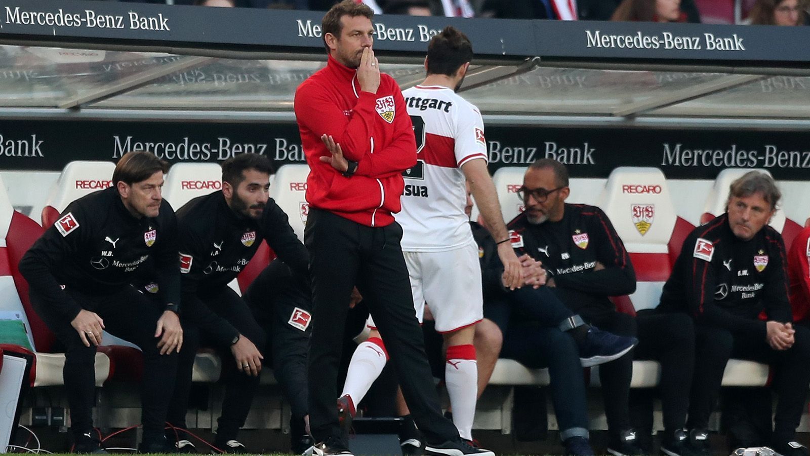 
                <strong>8. Platz: VfB Stuttgart</strong><br>
                Doch schlimmer geht immer: Der VfB Stuttgart ist am Tiefpunkt der Saison. Nur ein mageres Pünktchen aus fünf Spielen und das gegen Keller-Konkurrent Freiburg. Dazu 15 Gegentore in der Rückrunde. In Bremen sollten die Schwaben dringend punkten, wenn Markus Weinzierl weiter Bundesliga-Trainer bleiben möchte. Bei einer Niederlage droht den Schwaben ein direkter Abstiegsplatz, falls Nürnberg oder Hannover im Laufe des Wochenendes ihre Spiele gewinnen sollten. Aktuell sind die Schwaben Drittletzter, mit 15 Punkten und 50 Gegentoren.
              