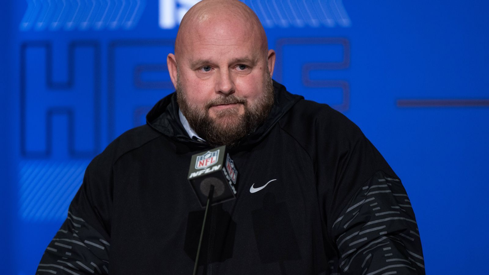 
                <strong>Brian Daboll (New York Giants)</strong><br>
                Es ist wahrlich keine einfache Zeit, die die New York Giants und ihre Fans in den vergangenen Jahren erleben mussten, mit dem Tiefpunkt 2021. Jetzt soll mit Brian Daboll ein neuer, frischer Wind durch East Rutherford wehen. Der ehemalige Offensive Coordinator der Bills hat sich bei der Zusammenarbeit mit dem frühen MVP-Favoriten Josh Allen einen Namen gemacht, die Bills-Offense gehörte zu den explosivsten der vergangenen Jahre. Ähnliches wollen die Giants-Fans nun auch mit Daniel Jones sehen.
              