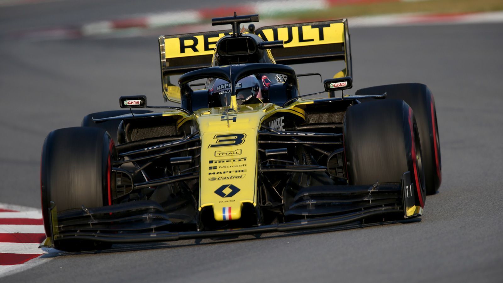 
                <strong>Platz 5: Renault</strong><br>
                "Das Auto ist weder eine Bombe, noch ein Flop. Wir schwimmen im vorderen Mittelfeld rum", analysiert Renault-Pilot Nico Hülkenberg realistisch. Es hänge "von der Tagesform ab", welchen Platz die Franzosen im Verfolgerfeld einnehmen, meint Teamchef Cyril Abiteboul. Im abschließenden Bestzeitenvergleich von Barcelona belegte "Hulk" immerhin Rang fünf, kein schlechtes Ergebnis. Positiv sei auch für das neue Team von Ex-Red-Bull-Star Daniel Ricciardo, dass man den Abstand zur Spitze halbiert habe - zumindest geht Renault-Chassischef Nick Chester davon aus. Der neue Renault-Antrieb, den auch McLaren im Heck hat, soll 40 PS mehr auf die Strecke bringen als noch im Vorjahr. 
              