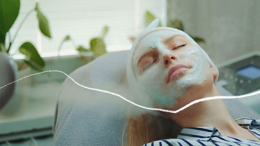 Welche Wirkung hat eine Gesichtsauna auf die Haut? Lassen sich durch "Facial Steaming" Mitesser, Pickelchen und Co. vertreiben? Die Fakten im Beauty-Artikel.