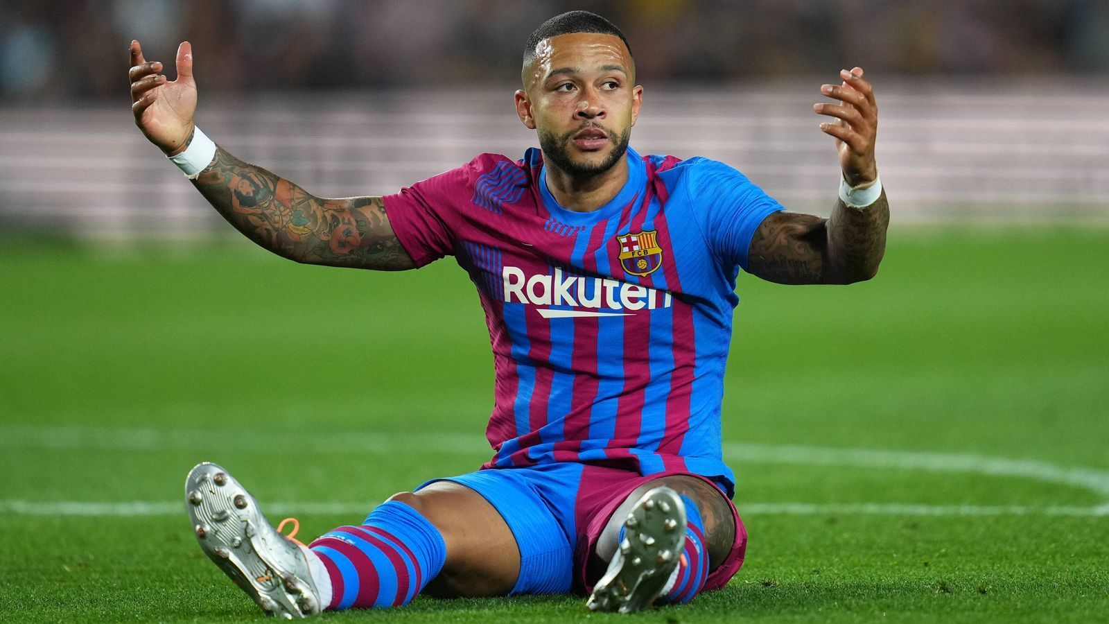 
                <strong>Memphis Depay</strong><br>
                Für den Niederländer könnte es eng werden. Berichten zufolge tut Barcelona auch alles dafür, den 28 Jahre alten Stürmer abzugeben. Interesse soll bei Tottenham Hotspur bestehen. Ansonsten wird es für Depay bei den Katalanen wohl ein stetiger Kampf um genügend Spielminuten.
              