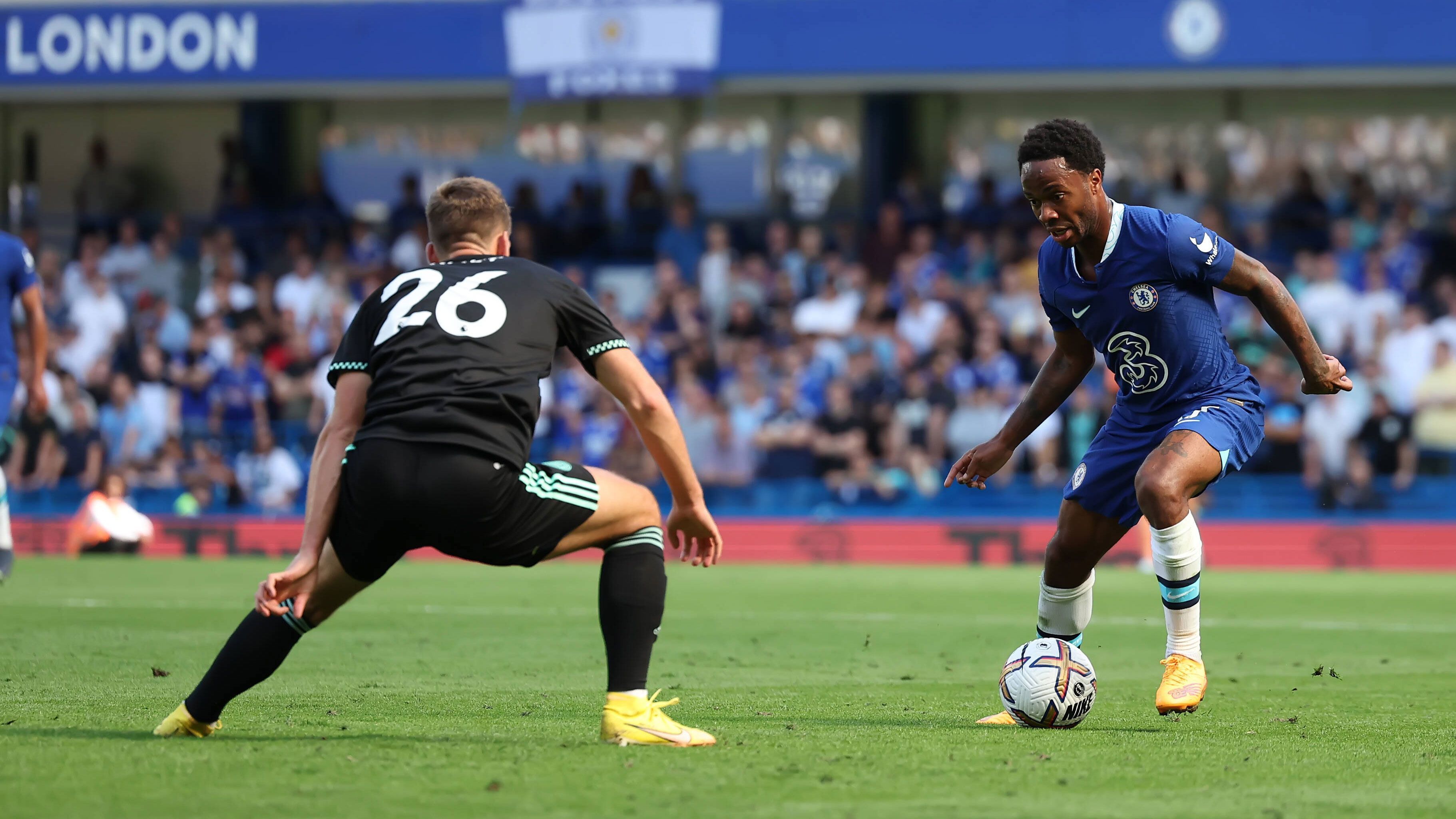 
                <strong>Raheem Sterling</strong><br>
                Den jüngsten Cucurella-Assist verwertete ebenfalls ein Neuzugang: Raheem Sterling. Gegen Leicester City (2:1) traf der Linksaußen nach Vorlage des Spaniers aus 20 Metern zur Führung, auch der zweite Treffer ging auf das Konto des englischen Nationalspielers. "Er musste vorangehen und er hat es getan", lobte Tuchel auf der Pressekonferenz im Anschluss seinen pfeilschnellen und dribbelstarken Angreifer, der für ca. 56 Millionen Euro von Manchester City in den Westen Londons wechselte.
              