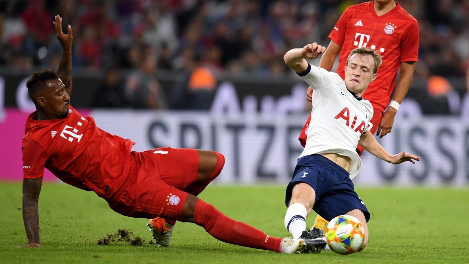 
                <strong>Jerome Boateng</strong><br>
                Übernahm von Süle zur Halbzeit die Rolle des Abwehrchefs. Leitete das 1:2 mit einem schönen langen Ball ein. Zeigte einmal mehr, warum die Bayern nicht so schlecht beraten sind, den Weltmeister weiter im Kader zu haben. Auch wenn er den entscheidenden Elfmeter im Shootout verschoss. ran-Note: 2
              