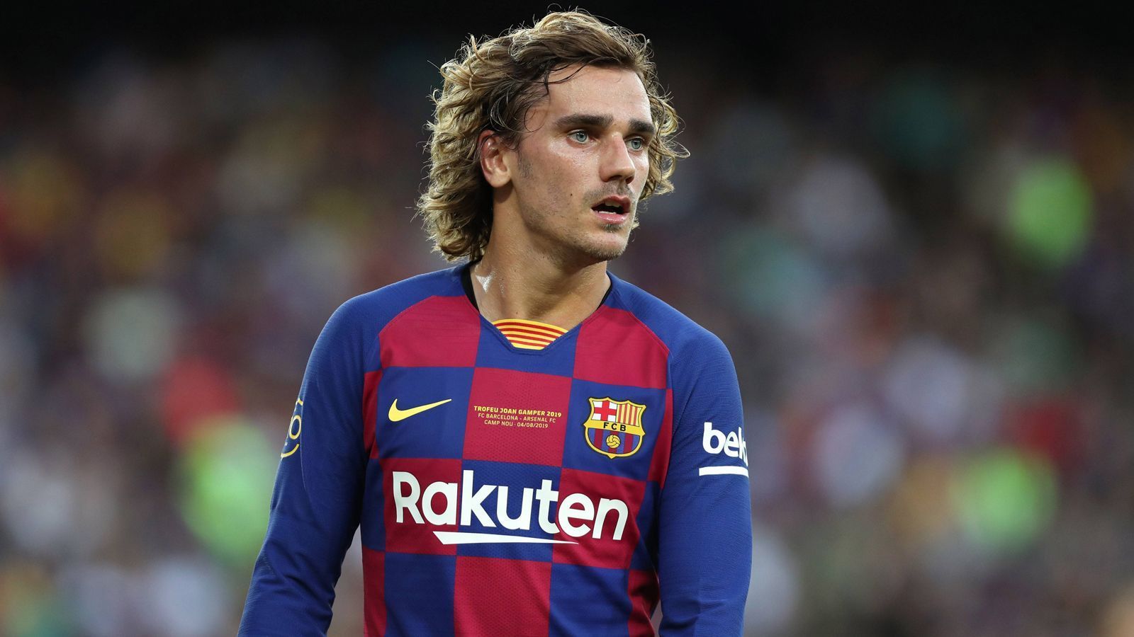 
                <strong>FC Barcelona</strong><br>
                Der FC Barcelona strebt die dritte Meisterschaft in Serie an, muss aufgrund einer Wadenzerrung den Saisonstart allerdings ohne ihren Superstar Lionel Messi bestreiten. Die Katalanen haben auf dem Transfermarkt bislang 255 Millionen Euro in neue Spieler investiert. Die Königstransfers sind Stürmer Antoine Griezmann (Foto, 120 Millionen Euro Ablöse, Atletico Madrid) und Mittelfeldspieler Frenkie de Jong (75 Millionen Euro, Ajax Amsterdam). Hartnäckig halten sich die Gerüchte um eine mögliche Rückkehr von Neymar - auch wenn Trainer Ernesto Valverde laut eigener Aussage nichts davon weiß. Obwohl Barca 146,4 Millionen Euro durch Spielerverkäufe eingenommen hat, ist kein Leistungsträger abgewandert. Ex-Bayern-Spieler Arturo Vidal spielt in den Planungen von Valverde eine untergeordnete Rolle und gilt als weiterer Verkaufskandidat.
              