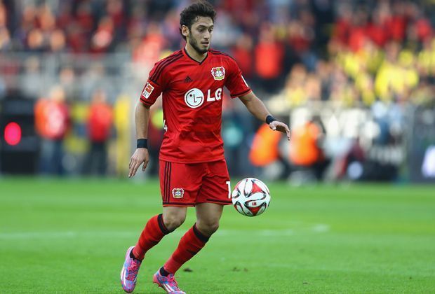 
                <strong>... zu Bayer Leverkusen</strong><br>
                ... nach Leverkusen. Weil er sich von HSV-Fans bedroht fühlte, ließ er sich krankschreiben. Es folgte ein langes Hin und Her, der Ausgang ist bekannt. Doch Calhanoglu ist nicht der einzige Profi, der mit seinem Wechsel für Unmut in Fanlager sorgte - bei Weitem nicht ...
              
