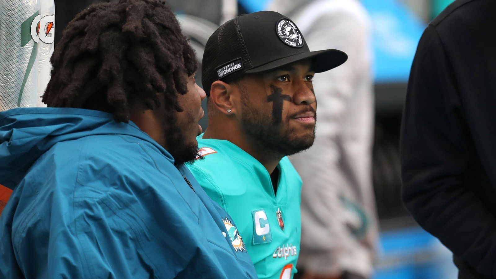
                <strong>Verlierer: Tua Tagovailoa (Miami Dolphins)</strong><br>
                Die schwächste Formkurve der NFL haben jedoch die Miami Dolphins. Jedes der letzten vier Spiele verloren die Dolphins. Auch Tua Tagovailoa, wie Geno Smith auch früh im MVP-Rennen gehandelt, konnte seine Leistungen aus dem Herbst nicht mehr bestätigen. Gerade so etwas mehr als die Hälfte seiner Bälle sind während der Talfahrt angekommen, dazu sechs Touchdowns und fünf Interceptions. Der Tiefpunkt war die 20:26-Pleite gegen die Green Bay Packers. Mit einer 20:10-Führung im Rücken warf Tua das Spiel mit drei unerklärlichen Interceptions im vierten Viertel weg. Schlimmer noch: Tua ist erneut im Concussion Protocol und ist für das richtungsweisende Spiel bei den New England Patriots in Woche 17 fraglich.
              