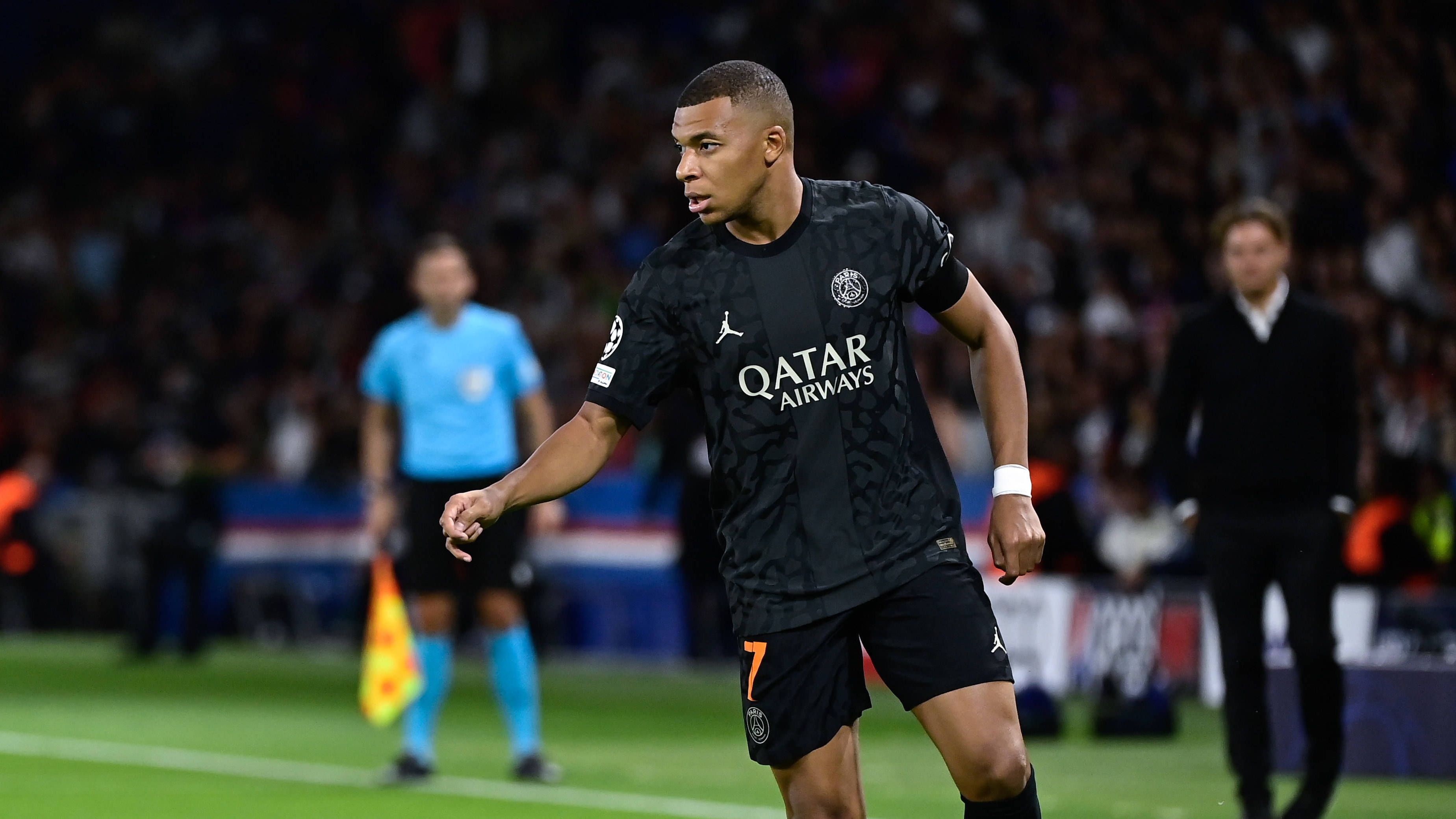 <strong>Kylian Mbappe (Paris St. Germain)</strong><br>Seine Klasse ist unbestritten, er bringt sie gegen den BVB auch immer wieder ein, in der ersten Halbzeit aber ohne große Gefahr - also ohne echte Torchance - und im Zusammenspiel auch ohne echten Ertrag. Dominant, aber letztendlich wirkungslos. Bis zur 49. Minute, als er den umstrittenen Handelfmeter verwandelt. Kann dem Spiel trotzdem nicht so recht seinen Stempel aufdrücken. <strong><em>ran</em>-Note: 3</strong>