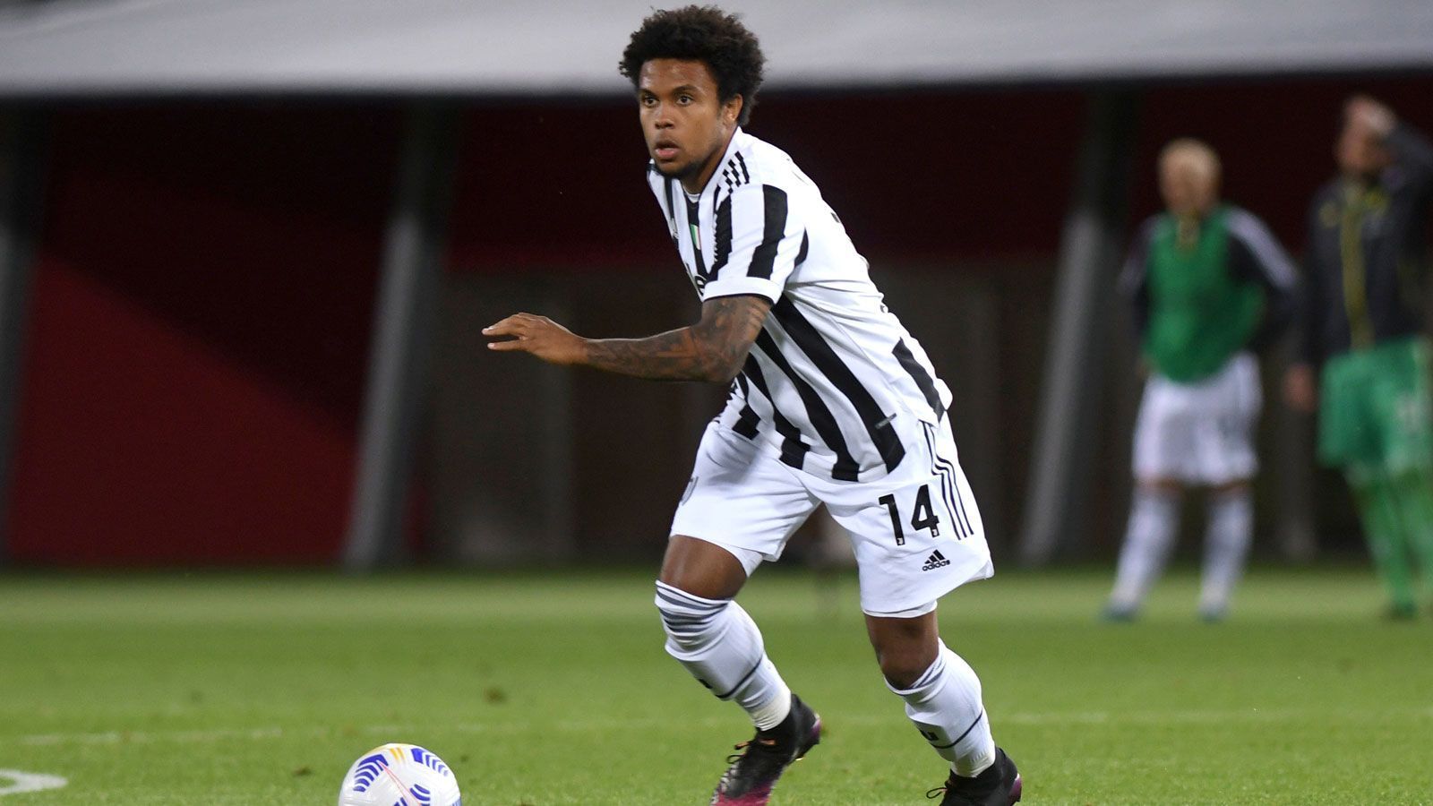 
                <strong>Weston McKennie (Juventus Turin)</strong><br>
                Der Bundesliga-Absteiger FC Schalke 04 darf sich über einen Geldsegen freuen. Wie Juventus Turin bereits Anfang März verkündete, wird Weston McKennie im Sommer fix zur "Alten Dame" wechseln. Dafür wandern 18,5 Millionen Euro auf das Konto von S04, inklusive Bonuszahlungen könnte die Ablösesumme sogar auf 25 Millionen Euro ansteigen. Beim italienischen Rekordmeister unterschreibt der 22-Jährige bis Sommer 2025.
              