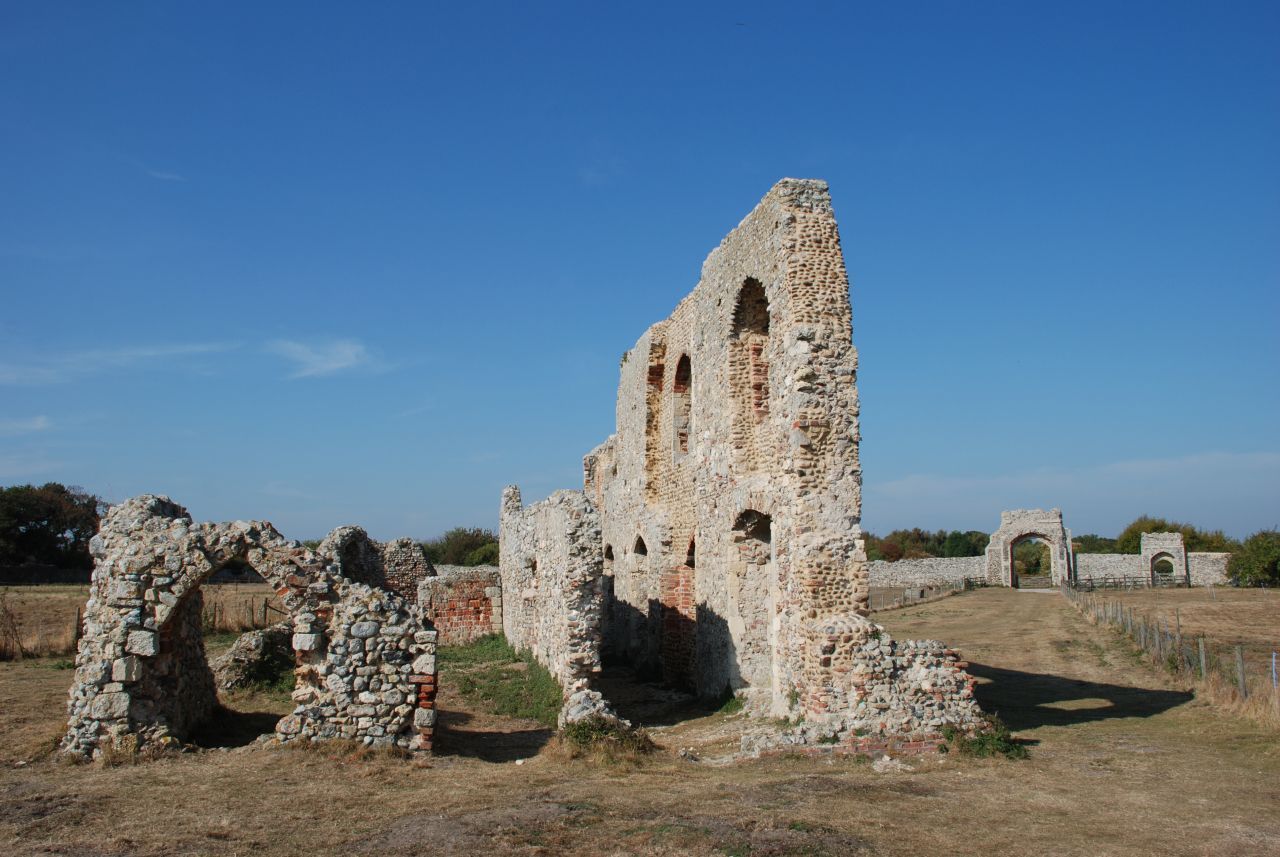 Dunwich in Großbritannien: Die Stadt in Suffolk wurde Opfer von mehreren Flutkatastrophen. Das Foto zeigt die Ruine des Torhauses vom Greyfriars Franziskaner-Kloster.  Schon 1286 und 1326 oder 1328 sollen erste Sturmfluten den Hafen ins Meer gerissen haben. 