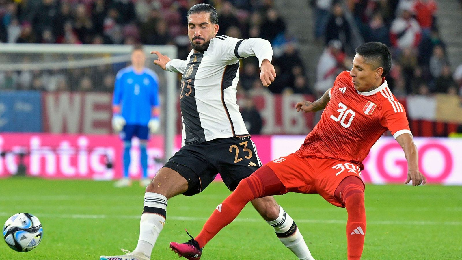 
                <strong>Emre Can</strong><br>
                Beim Comeback im DFB-Team nach knapp zwei Jahren Pause wie zuletzt auch im Verein: souverän, umsichtig und aggressiv. Im Spielaufbau die erste Adresse, weil er sich meist zwischen die Innenverteidiger fallen lässt. Can gibt sich "bossig" und organisiert das deutsche Spiel für eine Halbzeit. Chance genutzt. ran-Note: 2
              