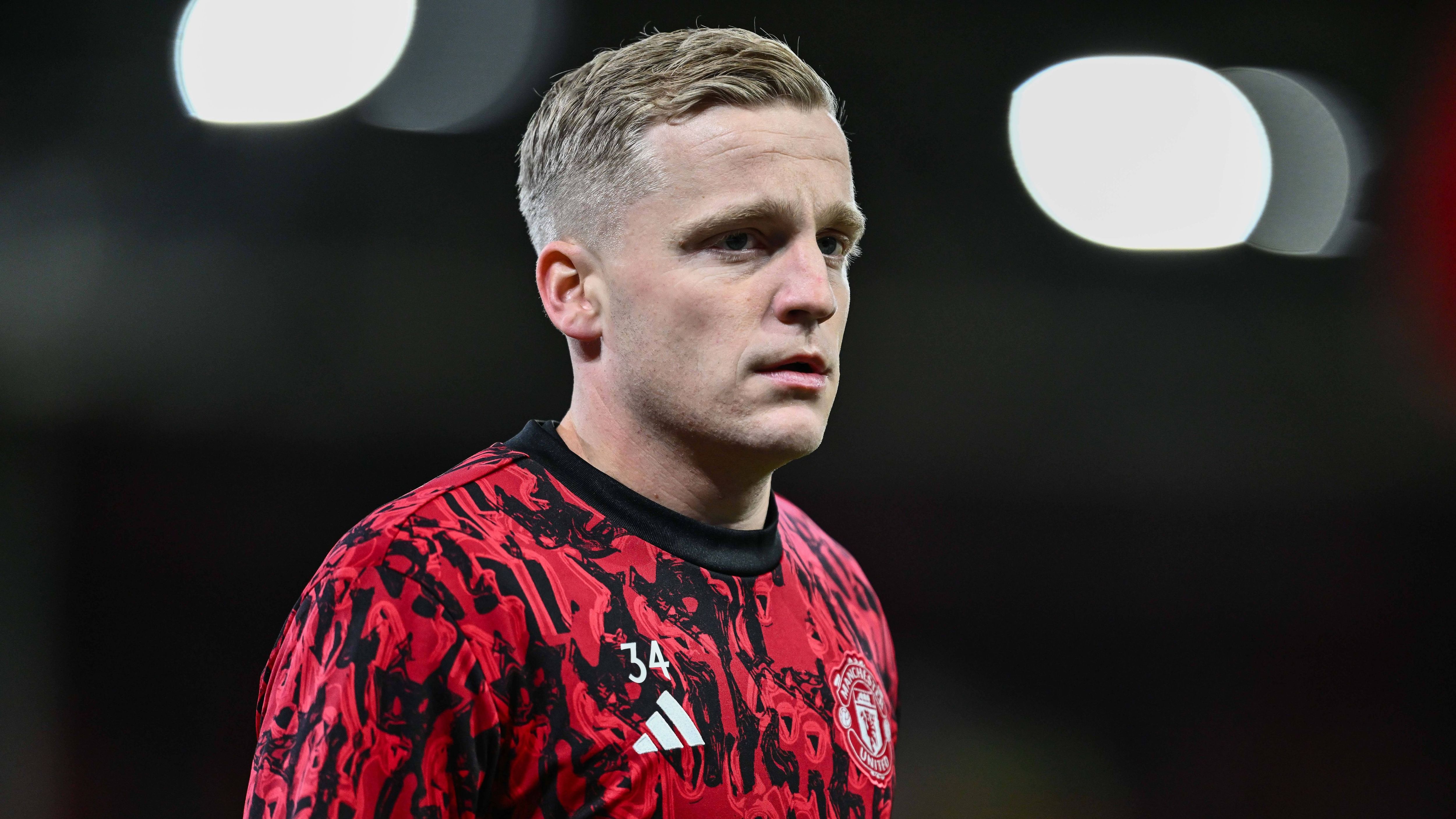 <strong>Donny van de Beek (Eintracht Frankfurt)</strong><br>Donny van de Beek wechselt zu Eintracht Frankfurt. Das bestätigten die Hessen am Neujahrstag. Der Niederländer kommt von Manchester United, für die "Red Devils" absolvierte der Mittelfeldmann seit 2020 insgesamt 62 Pflichtspiele. Sportvorstand Markus Krösche: "Er passt perfekt zu unserer Spielidee und ist für unsere Mannschaft ein wichtiges Puzzleteil."