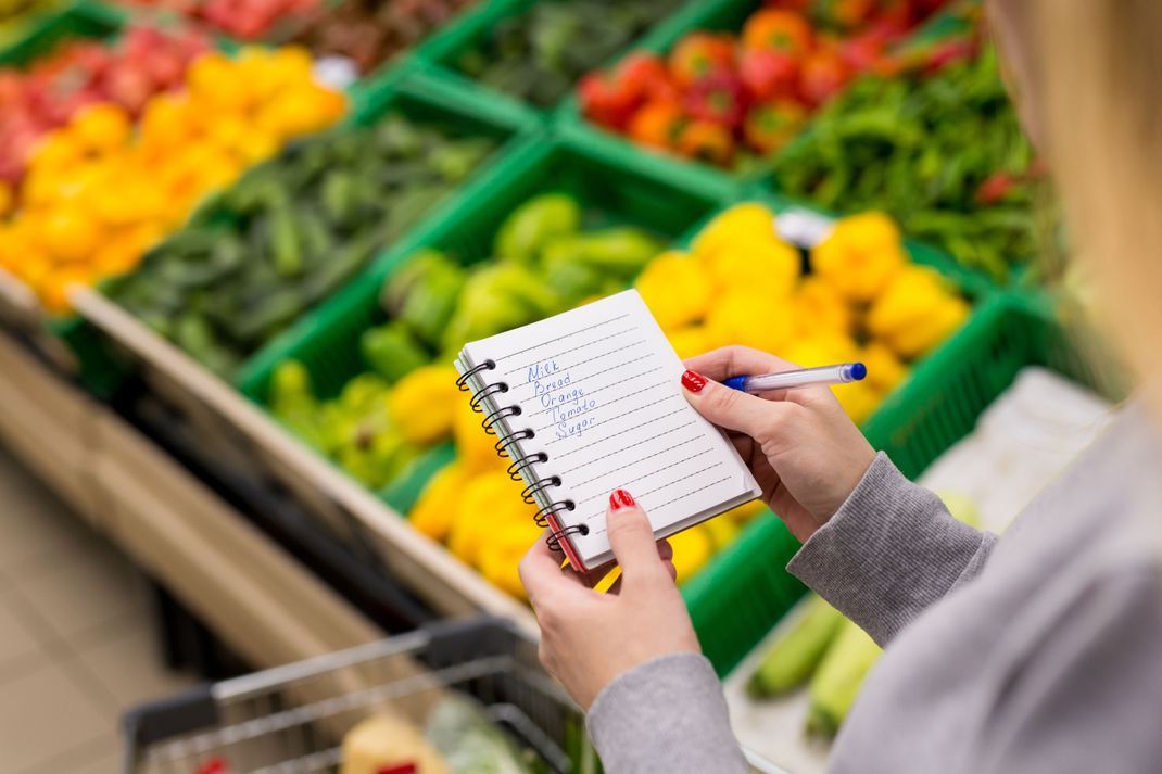 Mit einer Einkaufsliste behältst du stets im Blick, welche Lebensmittel du besorgen willst.