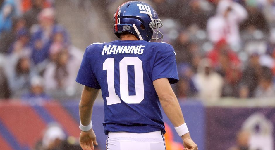 
                <strong>Die Geschichten zu den Rückennummern: Eli Manning zahlte Teamkollegen den Florida-Urlaub</strong><br>
                Jeff Feagles, der ehemalige Punter der New York Giants, ist ein ganz schlauer Fuchs. Als Nummer-1-Pick Eli Manning 2004 zu den Giants kam, besaß Feagles das Trikot mit der Nummer 10, der Nummer die Manning bereits im College so viel Glück gebracht hatte. Um sie zu bekommen, schenkte der Quarterback dem Punter einen einwöchigen Urlaubstrip nach Florida. Doch das blieb nicht das einzige, was sich Feagles durch das Verticken seiner Rückennummern ermauserte Die Nummer 17 gab er später für eine nagelneue Outdoor-Küche an Receiver Plaxico Burress weiter.
              