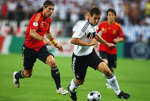 
                <strong>2008: Europameisterschaft</strong><br>
                Während Klose in München nie unangefochten war, setzte Bundestrainer Joachim Löw im Sturm-Zentrum dauerhaft auf ihn. Bei der EM 2008 erzielte der damals 30-Jährige zwei Tore. Die 0:1-Final-Niederlage gegen Spanien konnte er nicht verhindern.
              