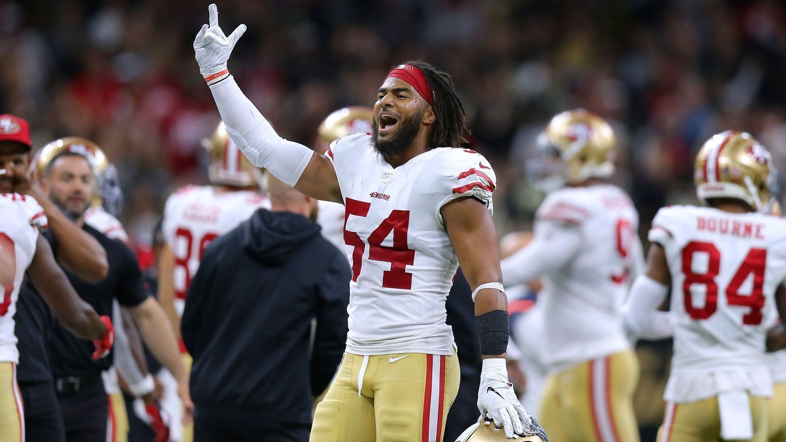 
                <strong>Fred Warner (San Francisco 49ers)</strong><br>
                Der Linebacker hat sich in der Defense von Robert Saleh zum absoluten Leistungsträger entwickelt. Denn Fred Warner führte in seinem zweiten Jahr in der NFL die 49ers mit 118 Tackles an und war spätestens nach der Verletzung von Kwon Alexander das Gehirn der Defense. Dabei glänzte Warner nicht nur als Laufverteidiger. Der athletische Linebacker verteidigte neun Pässe in der Regular Season und fing gegen die Los Angeles Rams eine Interception, die er sogar in einen Touchdown verwandelte. Zudem gelangen Warner 2019 drei Sacks und er erzwang drei Fumbles, was gleichzeitig der Bestwert für einen Inside Linebacker war.
              