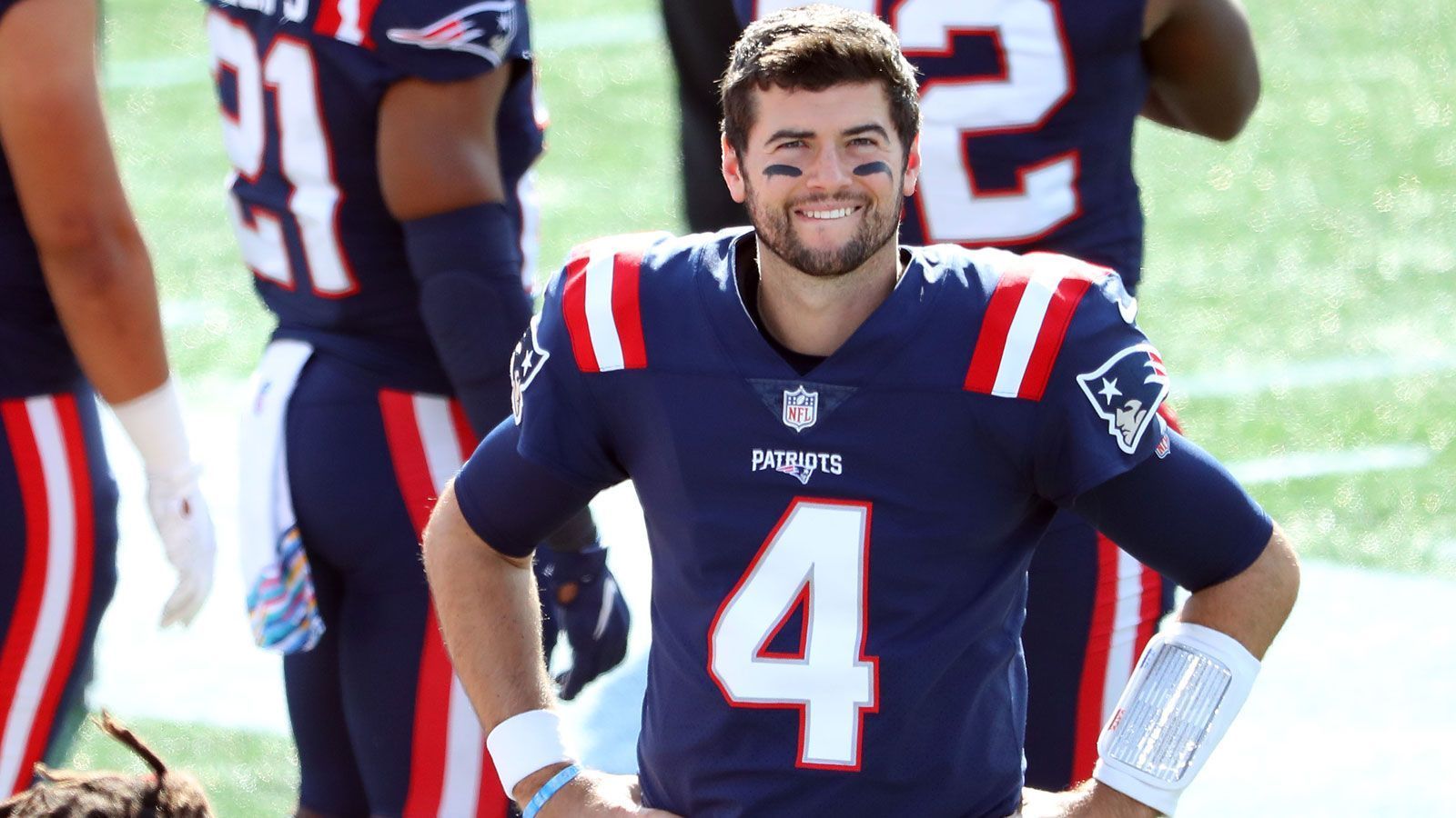 
                <strong>Jarrett Stidham (New England Patriots)</strong><br>
                Natürlich verfügen die New England Patriots auch noch über einen Quarterback in den eigenen Reihen: Jarrett Stidham. Bereits nach dem Abgang von Tom Brady wurde der 24-Jährige als neuer Starting-Quarterback gehandelt, nach der Verpflichtung von Cam Newton zerschlugen sich diese Gedankenspiele allerdings schnell wieder. Laut Rapoport erscheint eine Beförderung für ihn auch 2021 eher unwahrscheinlich, die Patriots wollen "versuchen, auf dieser Position besser zu werden". Der eigene Backup sollte es per Definition ja schon nicht sein. 
              