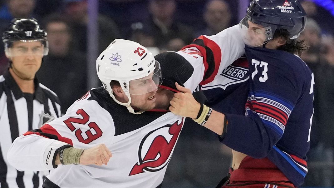 New-Jersey-Devils-Verteidiger Kurtis MacDermid liefert sich einen Kampf mit New-York-Rangers-Center Matt Rempe. 