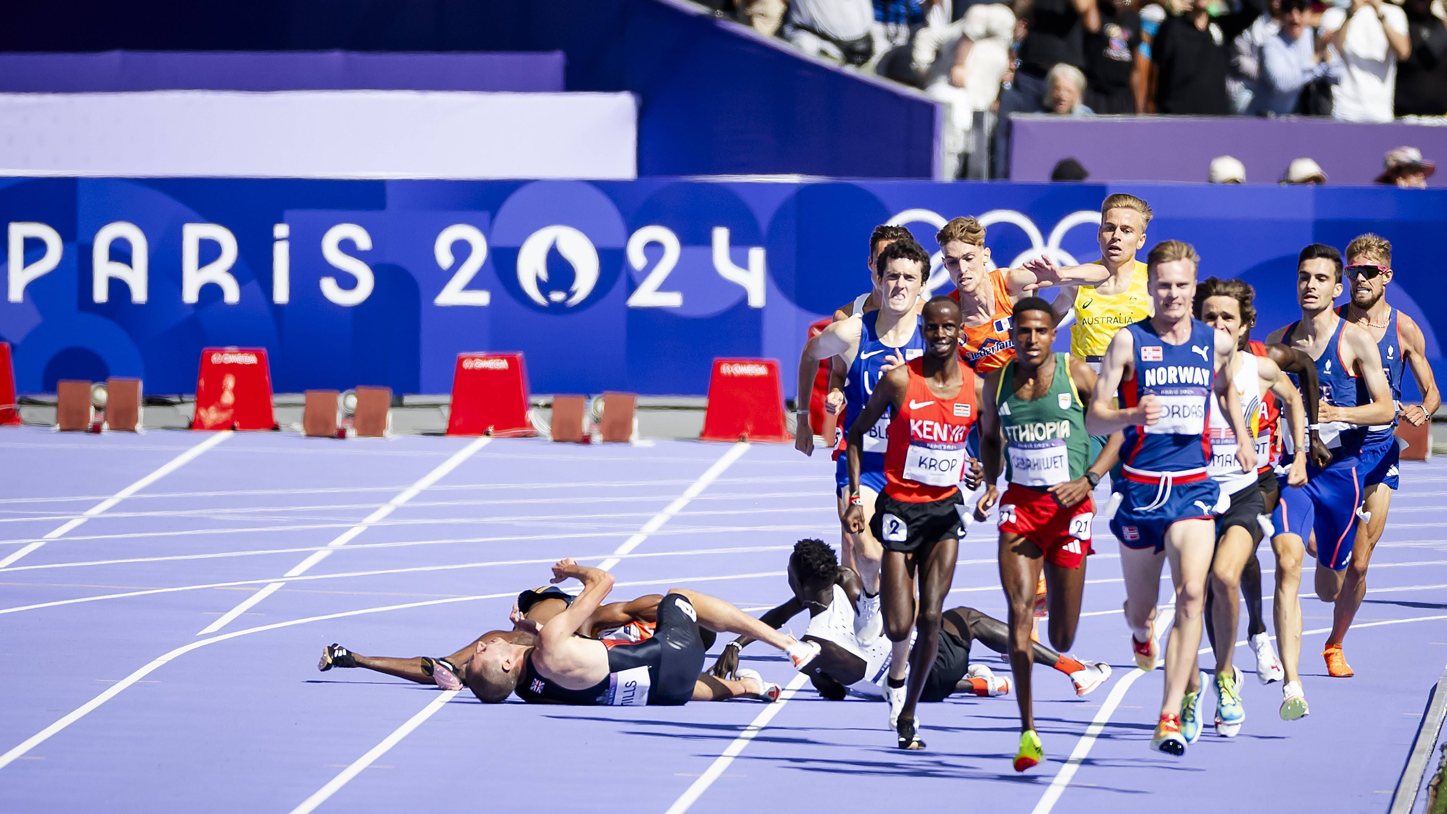 <strong>Olympia 2024: Die besten Bilder des zwölften Tages</strong><br>Sturz beim 5000-Meter-Lauf der Herren.