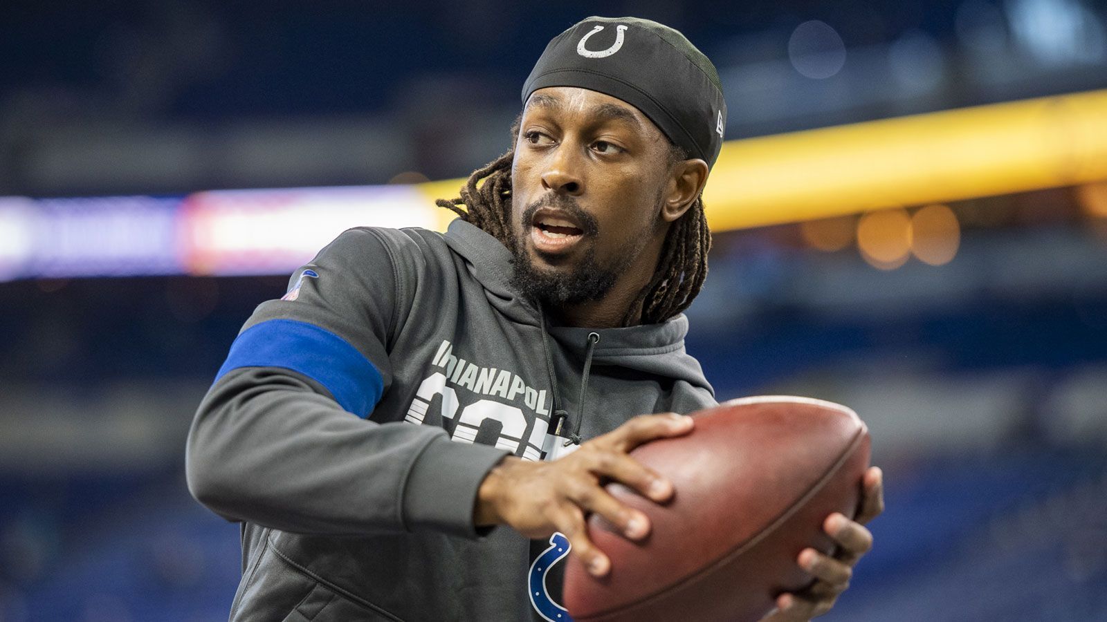 
                <strong>T.Y. Hilton (Indianapolis Colts)</strong><br>
                Seit 2012 trägt T.Y. Hilton das Trikot der Indianapolis Colts. Nur Tackle Anthony Castanzo hält dem Team noch ein Jahr länger die Treue. Doch Hiltons 2015 unterzeichneter Fünfjahresvertrag über 65 Millionen US-Dollar neigt sich dem Ende zu. Vergangene Saison verpasste der viermalige Pro Bowler sechs Spiele wegen eines Wadenrisses und legte so mit 45 Receptions nur 501 Yards - sein schlechtester Saisonwert - für fünf Touchdowns zurück. Nun wird sich zeigen, ob er mit Philip Rivers ähnlich gut harmoniert wie mit Andrew Luck - das wird auch für die weitere Karriere des Third Rounder aus dem Draft 2012 entscheidend sein.
              