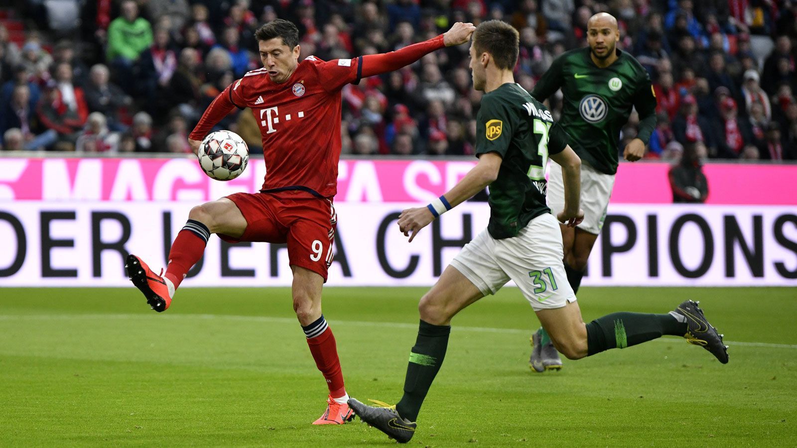 
                <strong>Robert Lewandowski</strong><br>
                Eine halbe Stunde ist von ihm überhaupt nichts zu sehen. Das liegt allerdings auch an zunächst kompakt stehenden Wolfsburgern. In der 29. Minute dann mit dem ersten Ausrufezeichen, als er Casteels mit einem kräftigen Flachschuss prüft. Beim 2:0 nach Vorarbeit von James und Gnabry zur Stelle. Danach mit mehreren guten Möglichkeiten. Trifft kurz vor Abpfiff noch einmal zum 6:0-Endstand. Lewandowski damit ab sofort neuer ausländischer Rekord-Torschütze der Bundesliga. Mit seinen Bundesliga-Treffern Nummer 196 und 197 löst er Claudio Pizarro vorerst als Spitzenreiter ab. ran-Note: 1
              