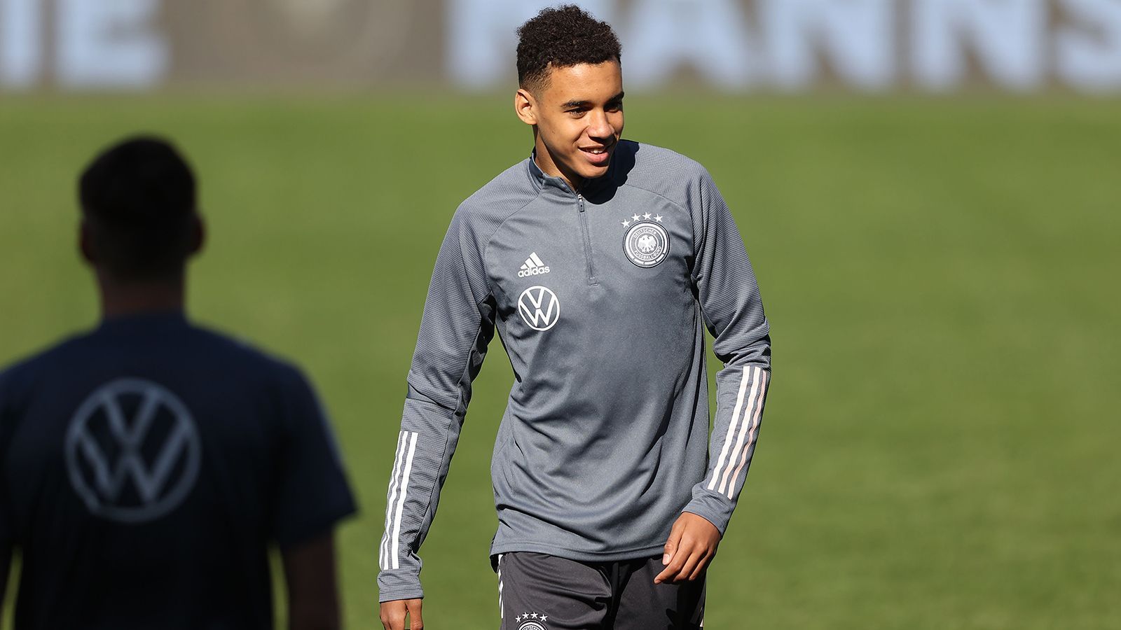 
                <strong>Jamal Musiala (Deutschland)</strong><br>
                Anfang des Jahres stand Jamal Musiala bei Bundestrainer Joachim Löw ganz oben auf der Liste. Musiala, der sowohl für die Jugendnationalmannschaften von Deutschland und England gespielt hatte, sollte für das DFB-Team auflaufen. "Er ist ein außergewöhnlich großes Talent, absolut. Er hat eine besondere Wertschätzung in Deutschland und bei Bayern. Ich denke, er weiß so oder so, dass ich ihn nominieren will. Die Entscheidung liegt bei ihm", lobte Löw damals in der "Bild". Der 18-jährige Musiala gab im März sein Debüt für Deutschland und sicherte sich dank seiner Leistungen in der Bundesliga (sechs Tore, eine Vorlage) einen Platz in Löws Kader.  
              