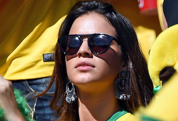 
                <strong>Verrückt, sexy, skurril: Fans in Brasilien </strong><br>
                Ganz cool und lässig: Völlig unbeeindruckt von dem Geschehen auf dem Rasen verfolgt diese Dame das dramatische Spiel zwischen Brasilien und Chile. An die Herren Willian und Hulk - so sieht Nervenstärke aus und nicht anders ...
              