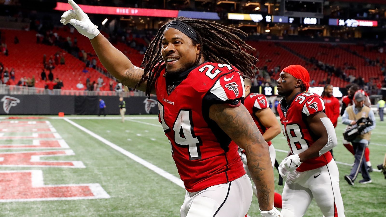 
                <strong>Sit: RB Devonta Freeman (Atlanta Falcons)</strong><br>
                In der Vorwoche sorgte Devonta Freeman bereits früh im Spiel für Lächeln bei den Fantasy-Spielern. Zwei Touchdowns, 53 Yards Rushing, 74 Yards Receiving - beeindruckende Zahlen für den Running Back der Falcons. Zum Saisonabschluss geht es aber gegen die Tampa Bay Buccaneers - das nach 16 Spieltagen beste Team gegen den Lauf. Keine gute Idee, jetzt gegen die Bucs zu setzen.
              