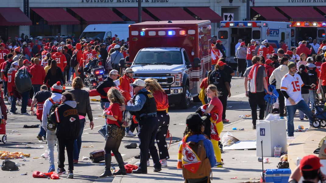 Zehntausende waren gekommen, um den Sieg der Kansas City Chiefs beim Super Bowl vor drei Tagen zu feiern.&nbsp;