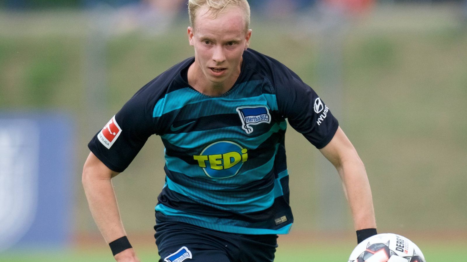 
                <strong>Dennis Jastrzembski (Hertha BSC)</strong><br>
                Das 18-jährige Eigengewächs von Hertha BSC unterschrieb im April seinen ersten Profivertrag und hat in der Saisonvorbereitung bereits für Furore gesorgt. Der Flügelspieler ist extrem schnell, stark im Abschluss und hat zudem einen guten Blick für den Nebenmann. In einem Testspiel gegen den Landesligisten Stahnsdorf gelangen ihm ein Tor und zwei Vorlagen. Hertha-Trainer Pal Dardai sagte in der Berliner Zeitung: "Er kann eine Überraschung werden in der Bundesliga. Aber erstmal muss er schön trainieren."
              