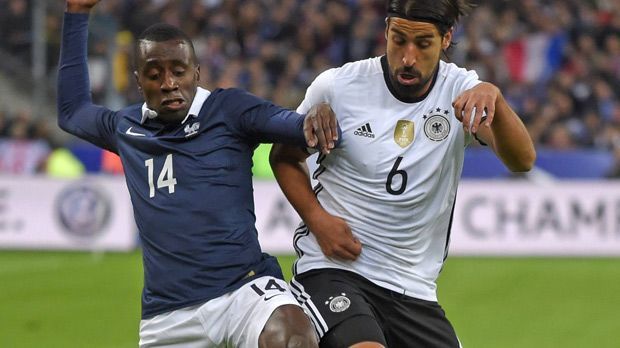 
                <strong>Blaise Matuidi</strong><br>
                Blaise Matuidi: Unterstützte Evra im Rückwärtsgang häufig. Dadurch ging aber offensiv viel Schwung verloren. Im Gegensatz zu Martial fiel Matuidi deutlich ab, er hatte wenig klare Aktionen. ran-Note: 4.
              