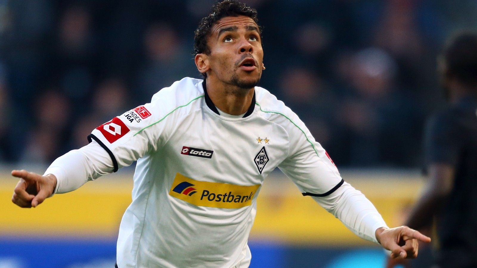 
                <strong>Sturm: Igor De Camargo</strong><br>
                Ein Tor reichte aus, um sich wohl auf ewig in die Herzen der Gladbach-Fans zu spielen: Es war der 19. Mai 2011, Hinspiel der Relegation zwischen Borussia Mönchengladbach und dem VfL Bochum, die Nachspielzeit war angebrochen und die Stunde von Igor De Camargo hatte geschlagen. Letzter Einwurf, der Ball kommt in den Strafraum, Kuddelmuddel, der Ball kommt zu Mike Hanke, Bochum-Keeper Andreas Luthe pariert, Nachschuss De Camargo, wieder Luthe, nochmal De Camargo, Tor. 1:0. Abpfiff. Der Weg zum Klassenerhalt war geebnet. Der Rest ist Geschichte. Natürlich hat der Belgier von 2010 bis 2013 noch weitere sportliche Spuren bei der Borussia aus Mönchengladbach hinterlassen - immerhin 14 Tore in 58 Spielen - aber vor allem dieser Abend wird allen Fans am Niederrhein nie wieder aus dem Kopf gehen. Und er wird zwangsläufig auf immer und ewig mit dem Namen Igor De Camargo verbunden sein.
              