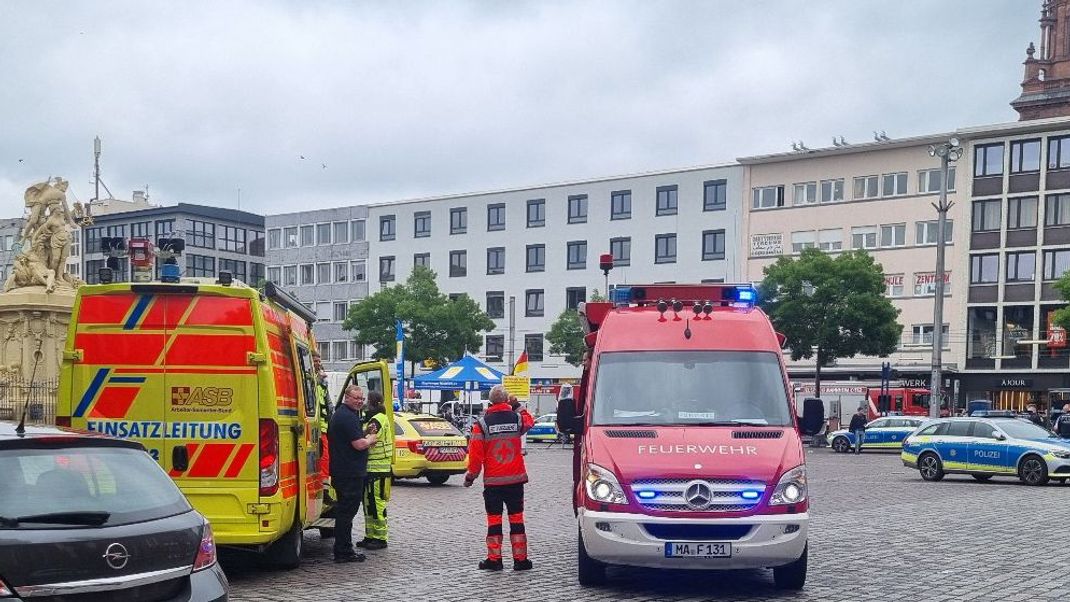 Rettungskräfte eilten nach dem Vorfall den Betroffenen zu Hilfe.