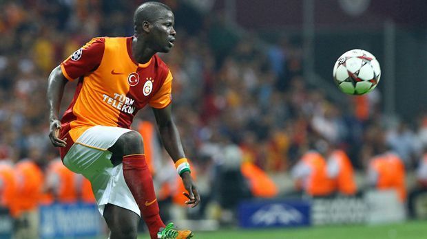
                <strong>Emmanuel Eboue</strong><br>
                Emmanuel Eboue: Der frühere Rechtsverteidiger ist schon seit mehreren Jahren etwas aus dem Blickfeld verschwunden, aber mit 32 Jahren noch nicht zu alt für einen Neuanfang. Zuletzt lief er in der Türkei für Galatasaray Istanbul auf. Seit Anfang Juli 2015 ist der Ivorer vereinslos. Sein letztes Ligaspiel für Galatasaray bestritt er im April 2014.
              