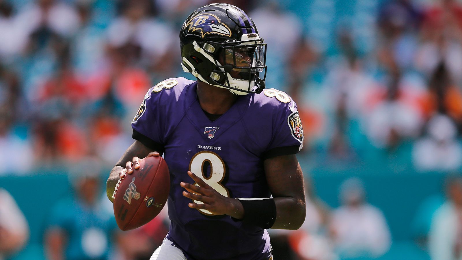 
                <strong>Gewinner: Lamar Jackson</strong><br>
                Beim 59:10-Blowout gegen die Miami Dolphins strafte Lamar Jackson seine Kritiker, die ihm wegen seiner Passfähigkeiten hinterfragten, Lügen. Der Quarterback der Baltimore Ravens brachte im Spiel mit den meisten erzielten eigenen Punkten in der Franchise-Geschichte 17 von 20 Pässen für 324 Yards und 5 Touchdowns an den Mann und warf keine Interception. Damit ist der 22-Jährige der jüngste Quarterback, der das perfekte Passer Rating von 158,3 erzielen konnte. Besonders das Zusammenspiel mit Rookie-Receiver Marquise "Hollywood" Brown war eine Augenweide. Neben Johnny Unitas, Joe Namath und Drew Brees ist Jackson zudem erst der vierte Quarterback in der Football-Geschichte, der in einem Spiel 20 Adjusted Yards pro Pass bei mindestens 20 Passversuchen verzeichnen konnte.
              