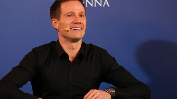 
                <strong>Sebastien Ogier</strong><br>
                Sebastien Ogier: Der Rallye-Weltmeister lockerte die Stimmung auf der Pressekonferenz auf, auf der Rosberg die Katze aus dem Sack ließ. "Es wird sehr schwierig, jemanden zu finden", sagte Wolff, als Ogier seine Hand hob und für Gelächter sorgte. Ein Spaß, klar. Der die Stimmung bei Mercedes aber nicht wirklich aufhellen konnte.
              