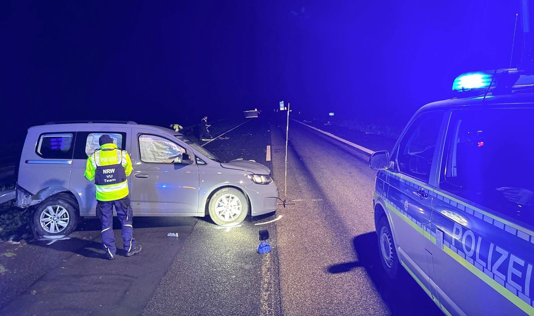 Polizisten arbeiten an der Unfallstelle des Geisterfahrers auf der A3 bei Wesel in Nordrhein-Westfalen.