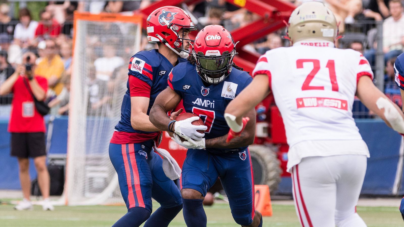 
                <strong>Rushing Yards</strong><br>
                - 1. Glen Toonga (Hamburg Sea Devils) 880 Yards  - 2. Jocques Crevell Crawford (Berlin Thunder) 595 Yards - 3. Anton Wegan (Vienna Vikings) 364 Yards- 4. Jason Aguemon (Rhein Fire) 334 Yards - 5. Daniel Rennich (Rhein Fire) 321 Yards 
              