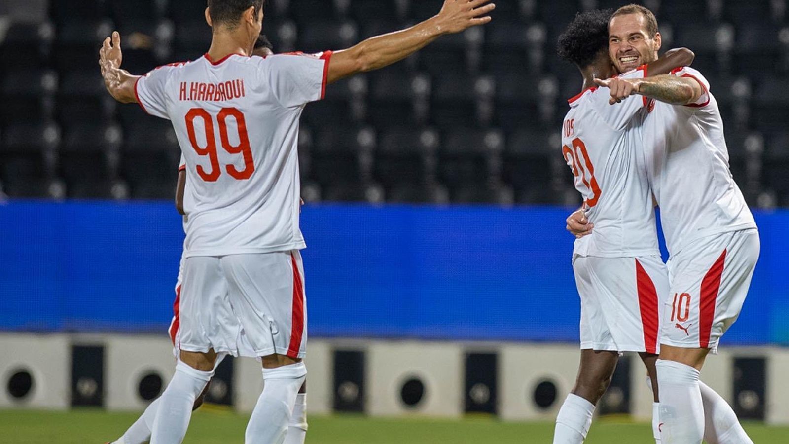 
                <strong>Pierre-Michel Lasogga (Al Arabi Sports Club)</strong><br>
                Für den früheren HSV-Stürmer Pierre-Michel Lasogga (re.) begann im Sommer 2019 ein neuer Lebensabschnitt. Der 27-Jährige verließ nicht nur den aktuellen Zweitligisten nach vielen Jahren, sondern sogar Europa, um in Katar seine Karriere fortzusetzen. Beim Al Arabi Sports Club unterschrieb 1,89-Meter-Hüne einen Dreijahresvertrag. Im Team von Al Arabi ist Lasogga allerdings längst nicht der einzige große Name ...
              