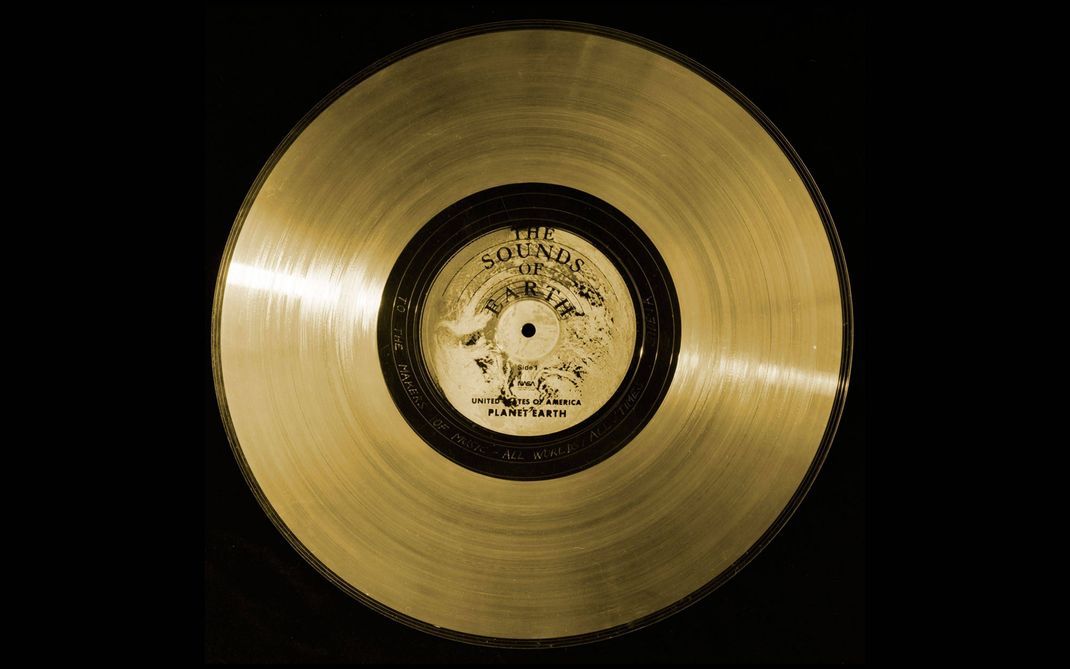 Goldene Schallplatte: Das legendäre US-Plattenlabel CBS-Records war an der Herstellung der Golden Records „The Sounds of Earth“ beteiligt. Eingraviert auf dem schwarzen Ring der Platte steht: „To the makers of music – all worlds, all times“ Also: „Für die Macher von Musik – in allen Welten, zu allen Zeiten.“