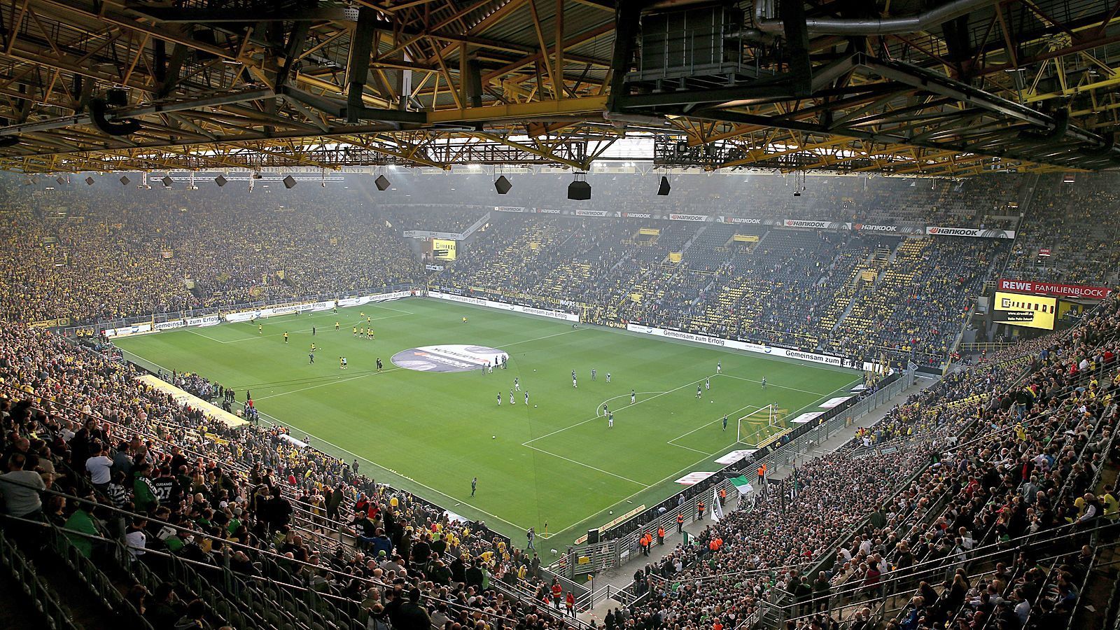 
                <strong>Platz 1: Borussia Dortmund - SIGNAL IDUNA PARK</strong><br>
                Kapazität: 81.365Logen: 18Sitzplätze: 53.028Stehplätze: 28.337
              