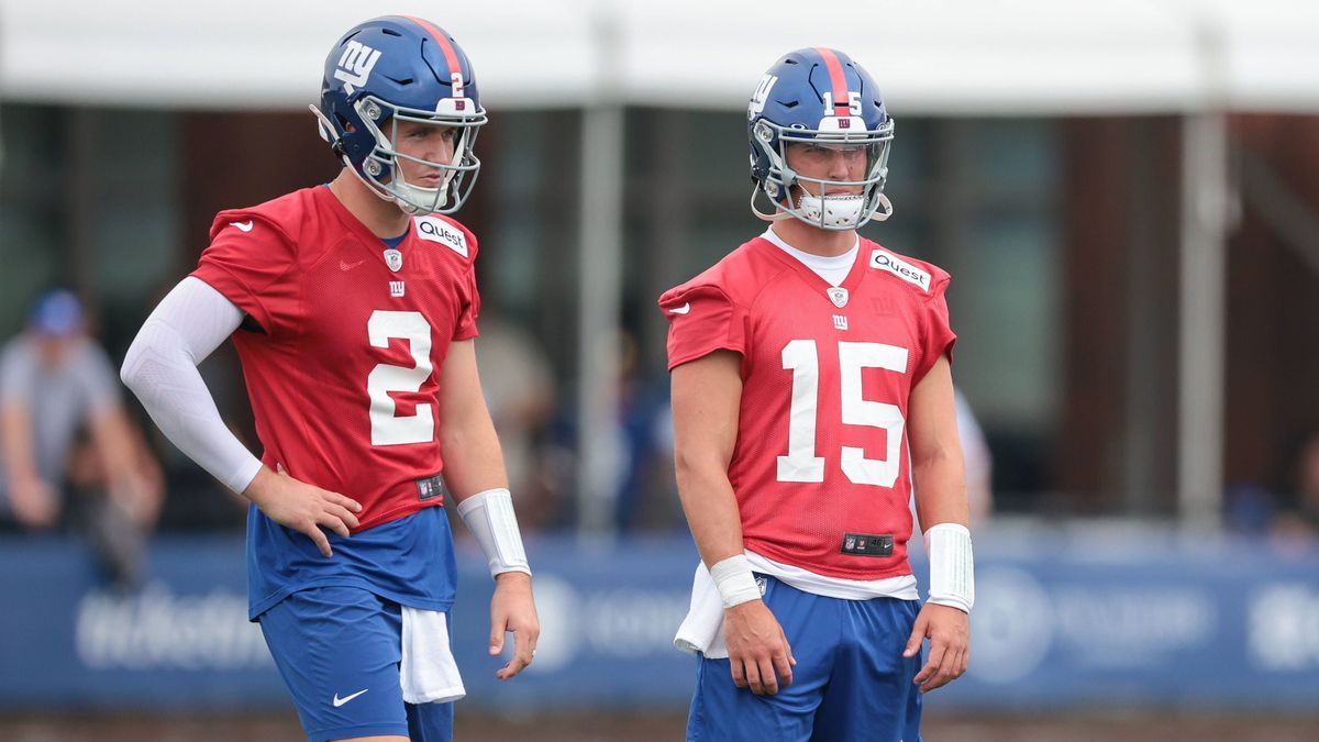 NFL, American Football Herren, USA New York Giants Training Camp Jul 24, 2024; East Rutherford, NJ, USA; New York Giants quarterback Drew Lock (2) and quarterback Tommy DeVito (15) look on during t...