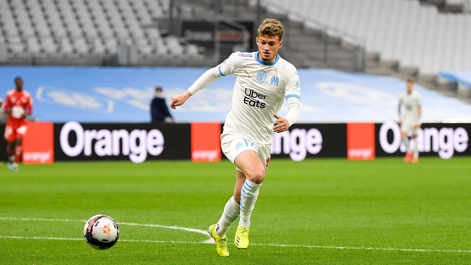 
                <strong>Michael Cuisance (Olympique Marseille)</strong><br>
                Zu Beginn lief es überhaupt nicht rund für Bayern-Leihgabe Michael Cuisance im Südosten Frankreichs. Zuletzt zeigte der Mittelfeldspieler unter dem neuen Trainer Jorge Sampaoli aber ansteigende Form, selbst ein Verbleib bei Olympique Marseille scheint mittlerweile realistisch. "Mein Wunsch ist es, bei OM zu bleiben", formulierte der 21-Jährige vor knapp drei Wochen seine Zukunftspläne. Beruht dieser Wunsch auf Gegenseitigkeit, müsste Marseille die vereinbarte Kaufoption in Höhe von 18 Millionen Euro ziehen - und der deutsche Rekordmeister dürfte sich über einen Geldsegen freuen.
              