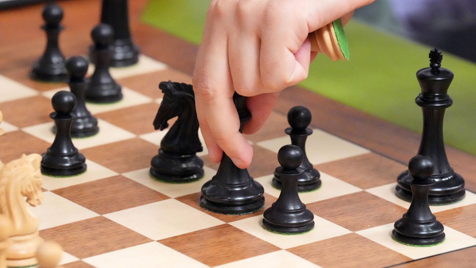 
                <strong>Nicht nur am Ball unschlagbar: In Schach ist keiner besser als Jamal</strong><br>
                "In Schach kann mich keiner schlagen", sagt Musiala. "Aber in den wenigsten Brett- oder Gesellschaftsspielen kann ich geschlagen werden", ergänzt er selbstbewusst.
              