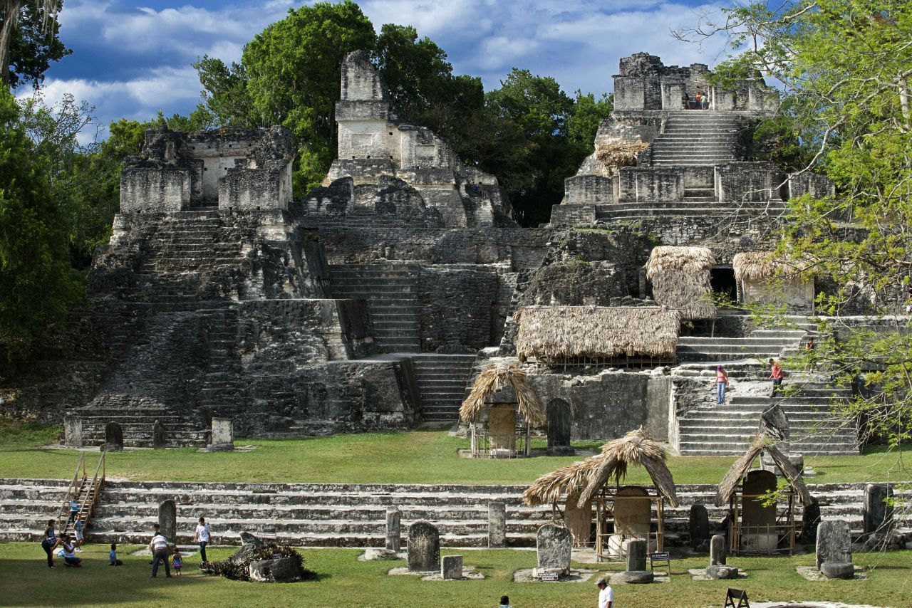 Städtebau: Die Maya errichteten sehr große Städte. Über 10.000 Einwohner waren keine Seltenheit. In der großen Metropole El Mirador sollen sogar bis zu 100.000 in Tikal (Foto) bis zu 200.000 Menschen gelebt haben. Stadtstaaten wurden oft von gewählten Bürgermeistern verwaltet. Neben den Wohnhäusern aus Holz und Lehm für die einfachen Leute gab es Werkstätten und die berühmten Stufenpyramiden, Tempel aber auch riesige Paläste 