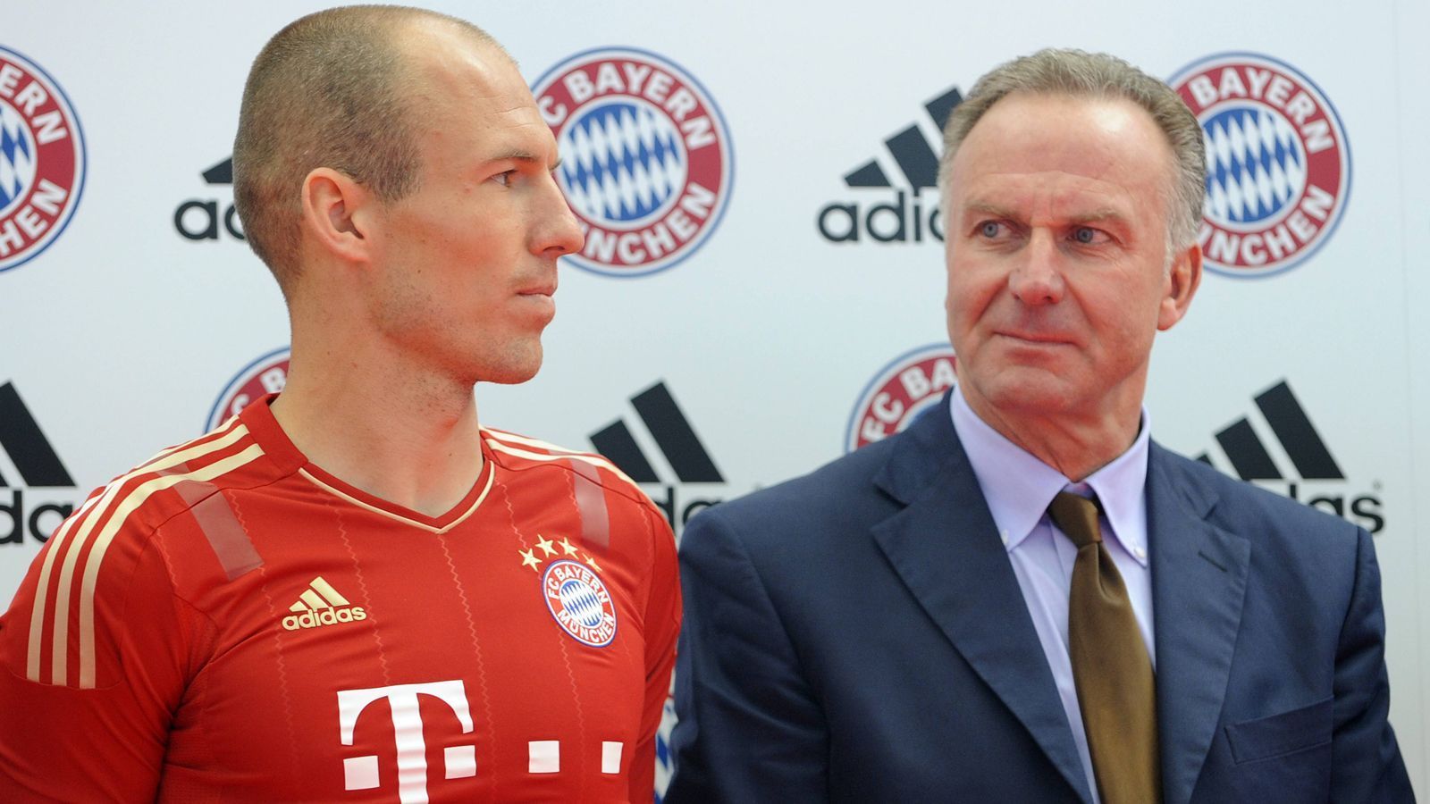 
                <strong>Rummenigge erklärt Finanzierung des Robben-Transfer</strong><br>
                "Geld schießt doch Tore, vor allem wenn das Geld vom Festgeldkonto kommt, nicht wie irrtümlich behauptet von der Kreditabteilung", stellte Rummenigge 2009 klar, nachdem die Münchner Arjen Robben für kolportierte 25 Millionen Euro Ablöse von Real Madrid verpflichteten. Der Niederländer prägte anschließend eine Erfolgs-Ära an der Säbener Straße und blieb bis 2019 im Klub. Heute liegt Bayerns Rekord-Ablösesumme bereits bei 80 Millionen Euro, die die Münchner im Sommer 2019 für Lucas Hernandez an Atletico Madrid überwiesen haben.
              