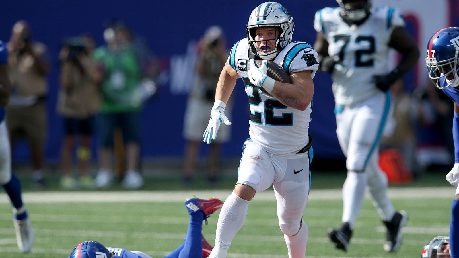 
                <strong>Buffalo Bills</strong><br>
                Möglicherweise wäre er das letzte Puzzlestück, das für einen Super-Bowl-Sieg noch fehlt. Die Bills gelten weiter als Topfavorit auf die Vince-Lombardi-Trophy und auch auf einen McCaffrey-Trade. Was für einen Wechsel zu den Bills spricht, neben den sportlichen Aussichten: Er kennt den halben Staff, denn Coordinator Ken Dorsey, QB-Coach Joe Brady und Offensive Assistant Mike Shula waren in der Vergangenheit schon bei den Panthers. Hört sich sehr nach Win-win an.
              