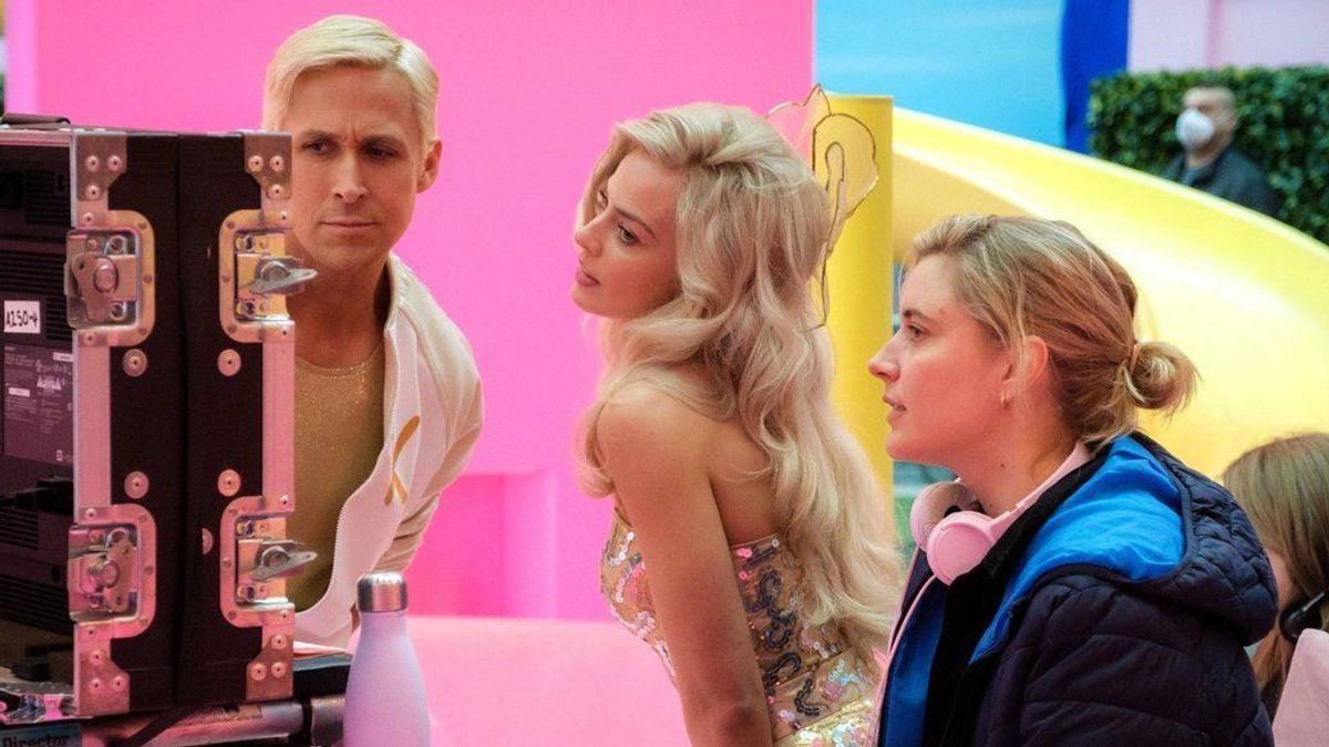 Einblick in die Arbeit für "Barbie": Ryan Gosling, Margot Robbie (Mitte) und Greta Gerwig am Set.